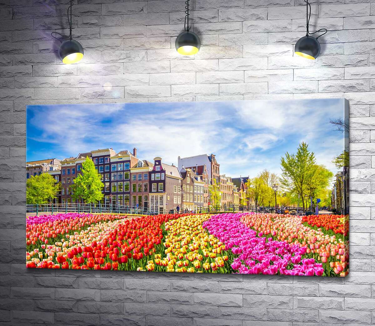 картина Поле тюльпанов на фоне аккуратных домиков