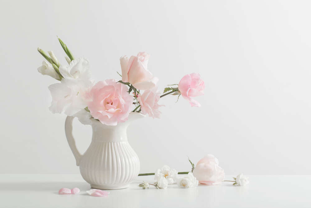 картина-постер Нежный букет роз и гладиолусов в белоснежном кувшине