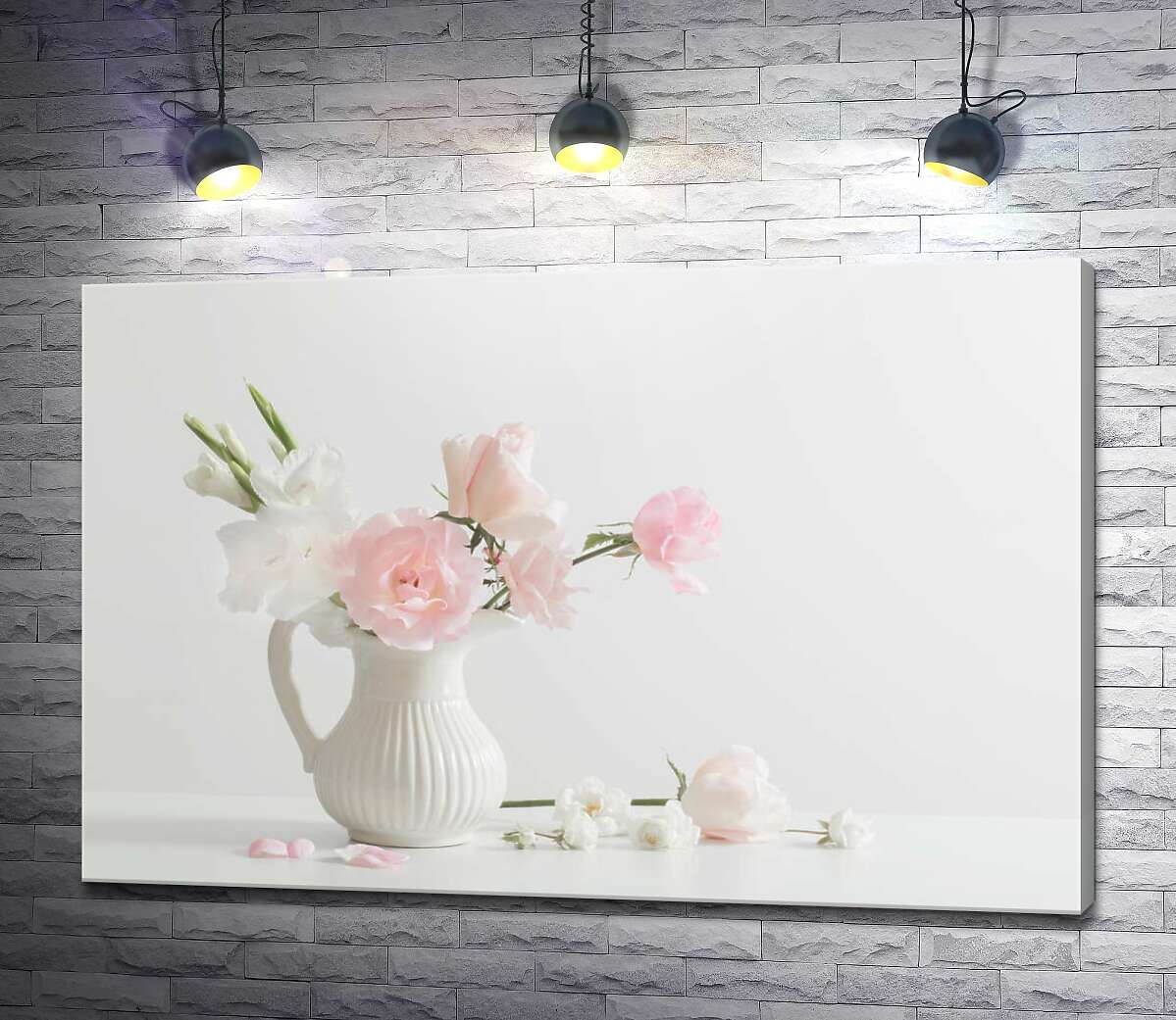 картина Ніжний букет троянд і гладіолусів у білому глечику