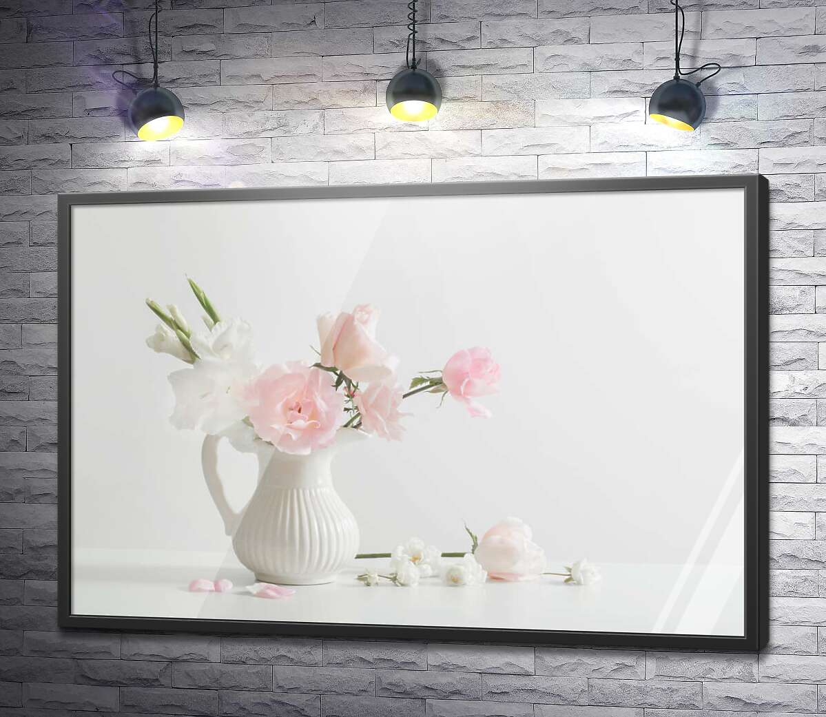 постер Нежный букет роз и гладиолусов в белоснежном кувшине