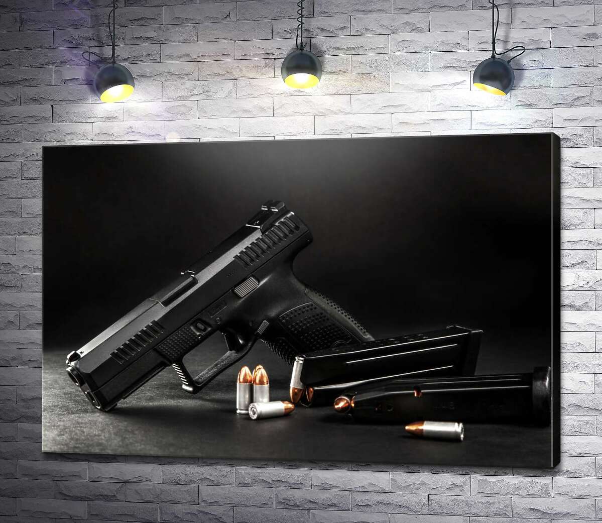 картина Черный пистолет с патронами на столе