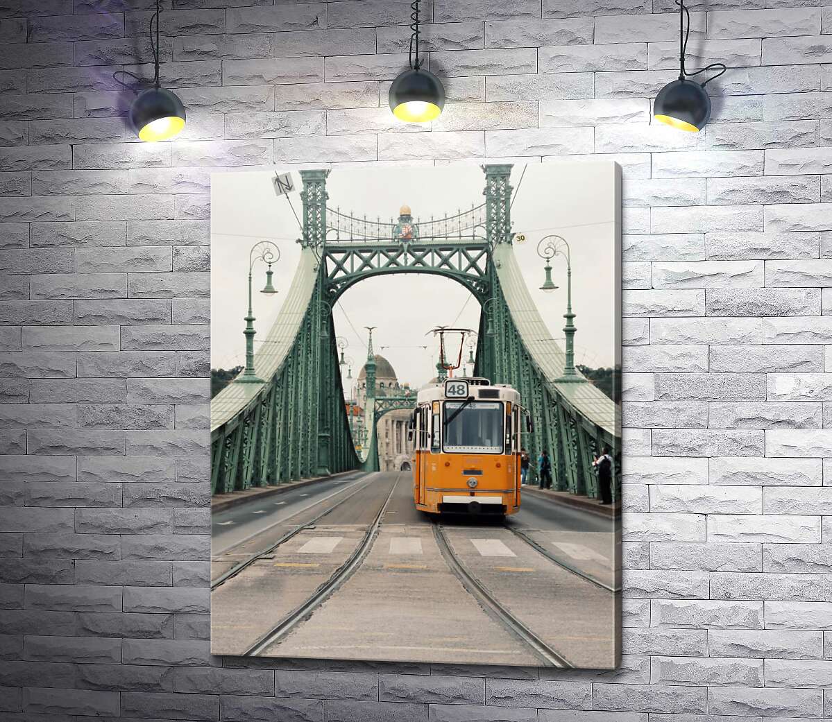 картина Одинокий трамвай проезжает по мосту