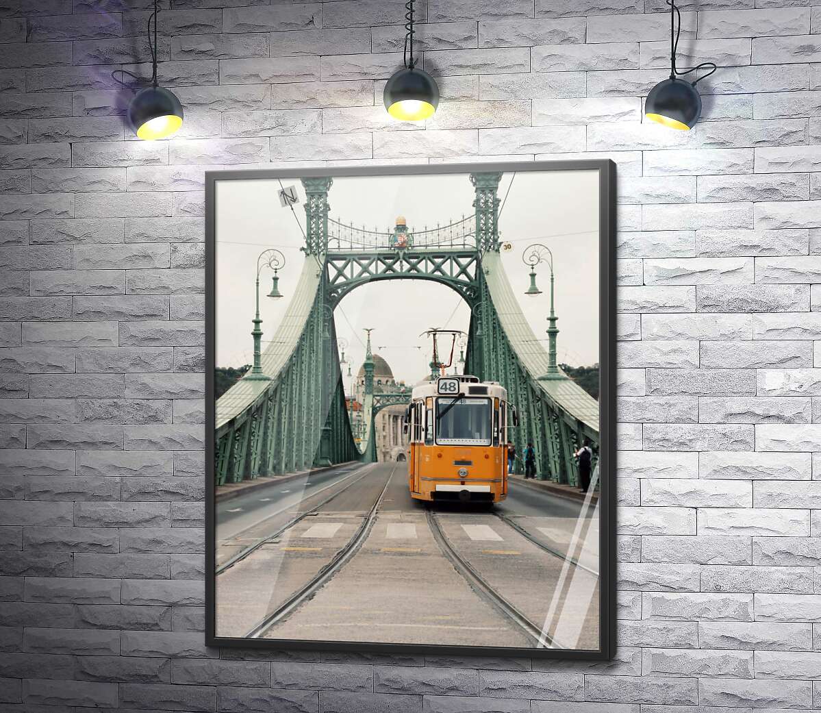 постер Одинокий трамвай проезжает по мосту