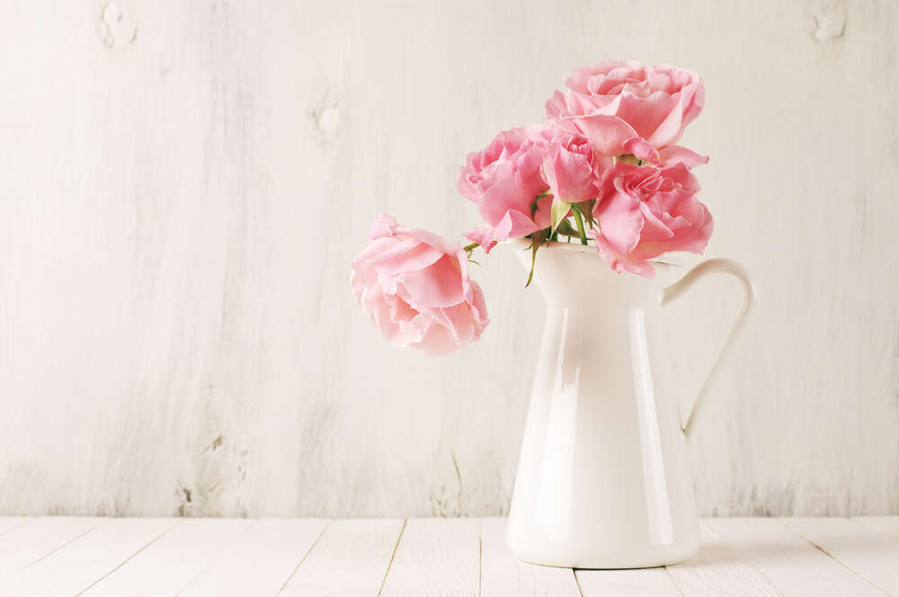 картина-постер Розы в белой минималистичной вазе