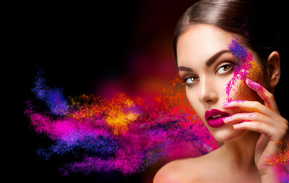 картина-постер Обаятельная девушка с яркими красочными брызгами