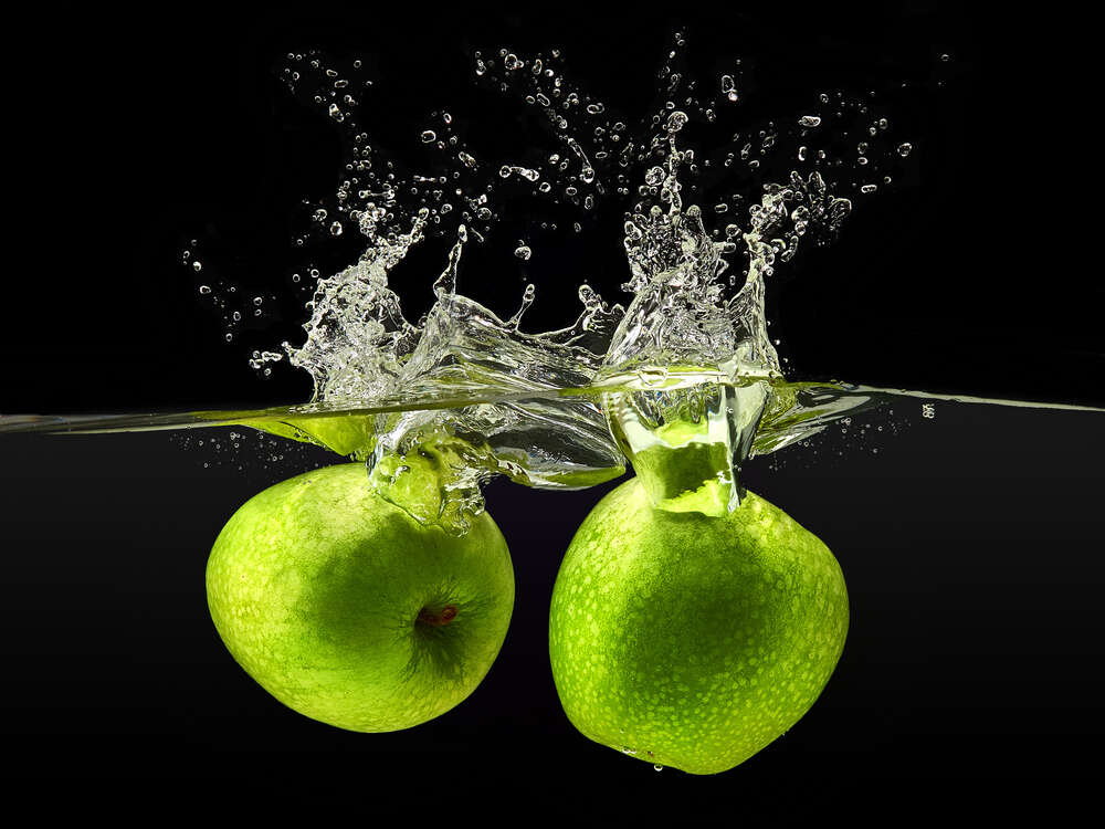 картина-постер Два зеленых яблока в воде
