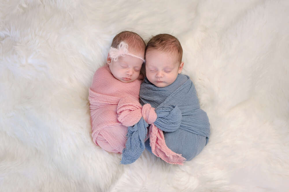 картина-постер Двоє немовлят солодко сплять у коконах