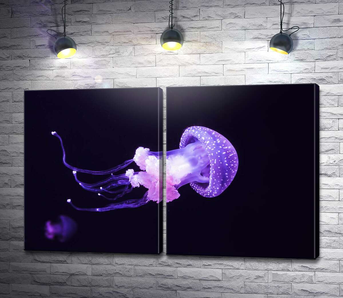 модульна картина Заворожливі форми бузкової медузи на глибині