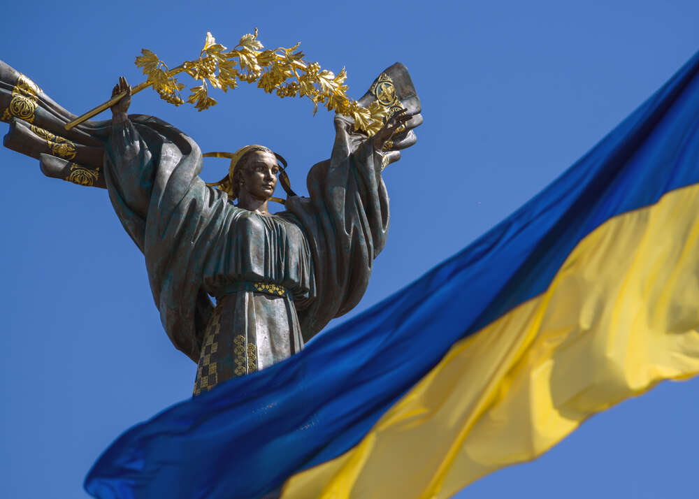 картина-постер Флаг Украины на фоне Монумента Независимости
