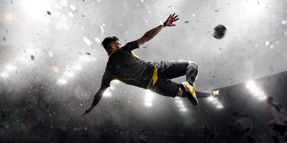картина-постер Футболист бьет в полете