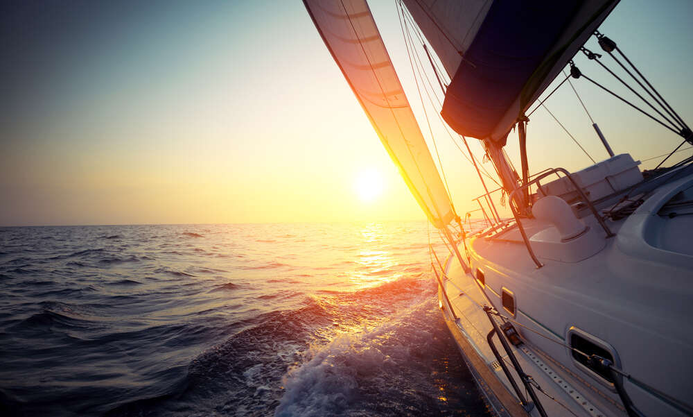 картина-постер Яхта в морі на заході сонця