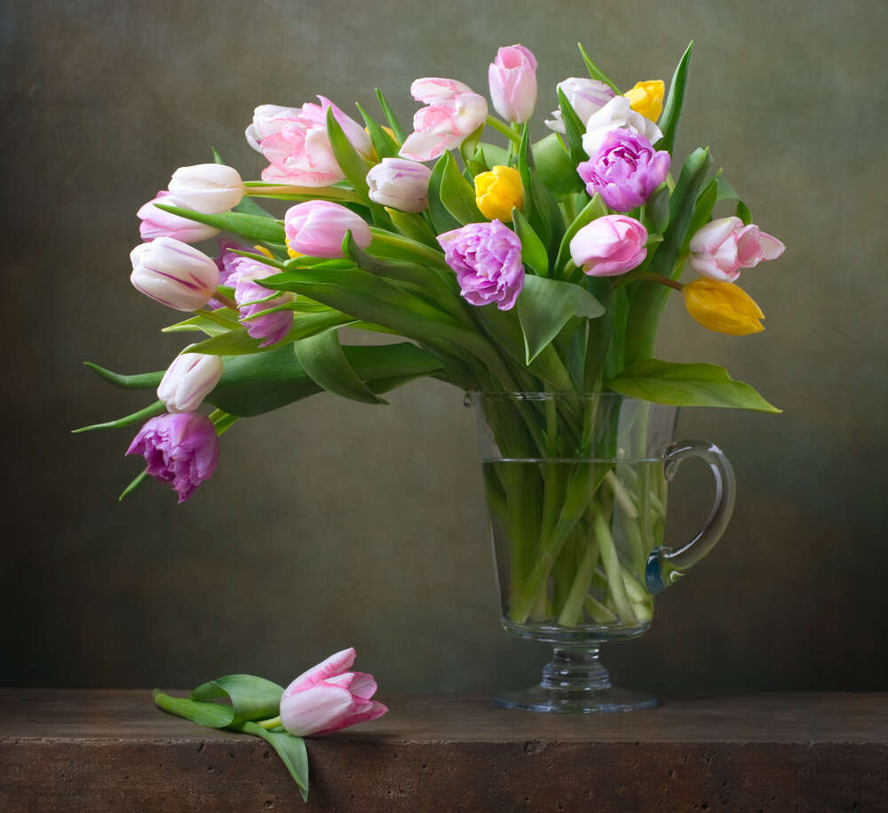 картина-постер Свежий букет тюльпанов в стакане