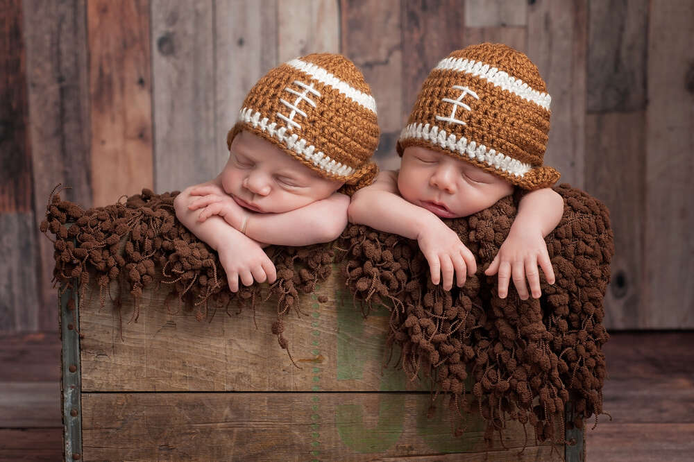 картина-постер Младенцы в вязанных шапочках-регби