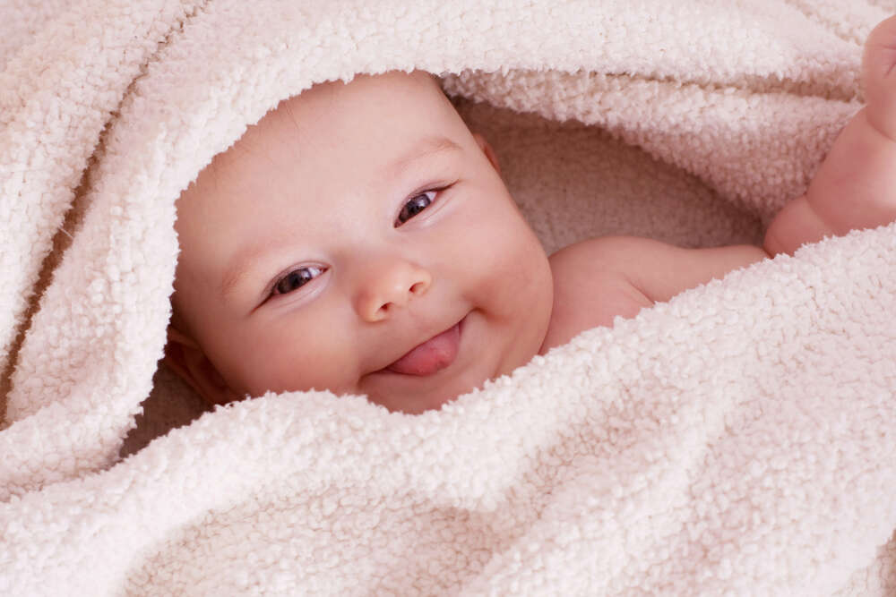 картина-постер Младенец в плюшевом одеяле