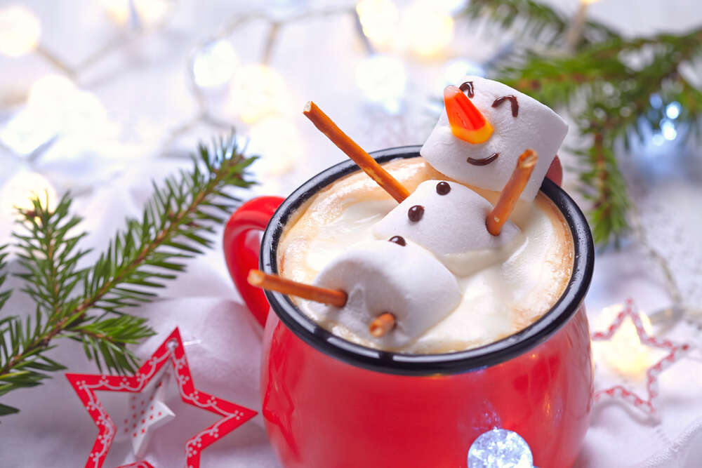картина-постер Веселий сніговик-маршмеллоу відпочиває у чашці різдвяного какао