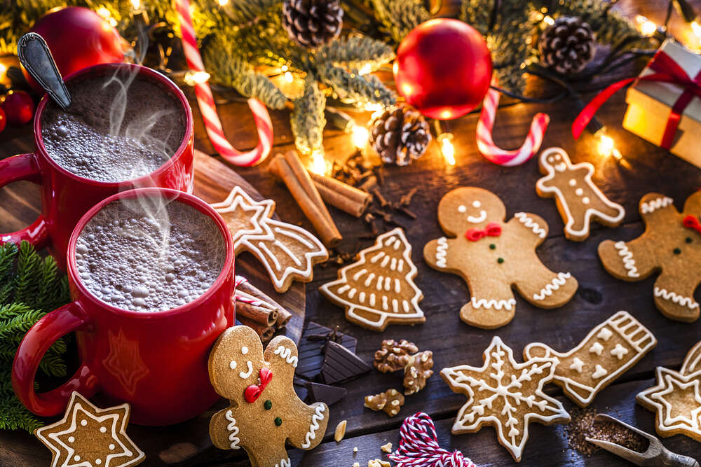 картина-постер Різдвяна атмосфера: імбирні пряники та дві чашки какао біля ялинки