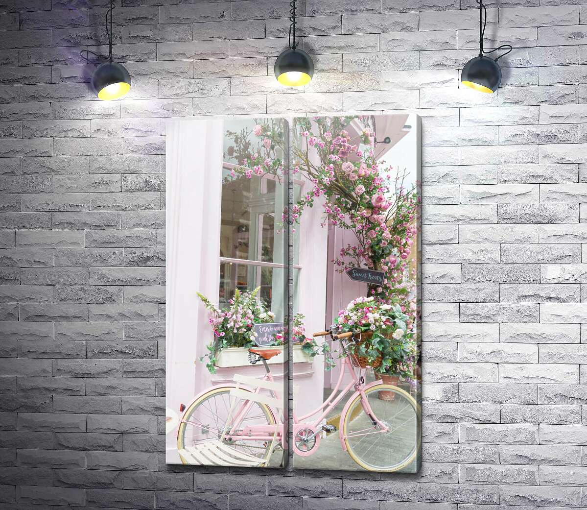 модульная картина Розовый велосипед возле уютного фасада с цветами
