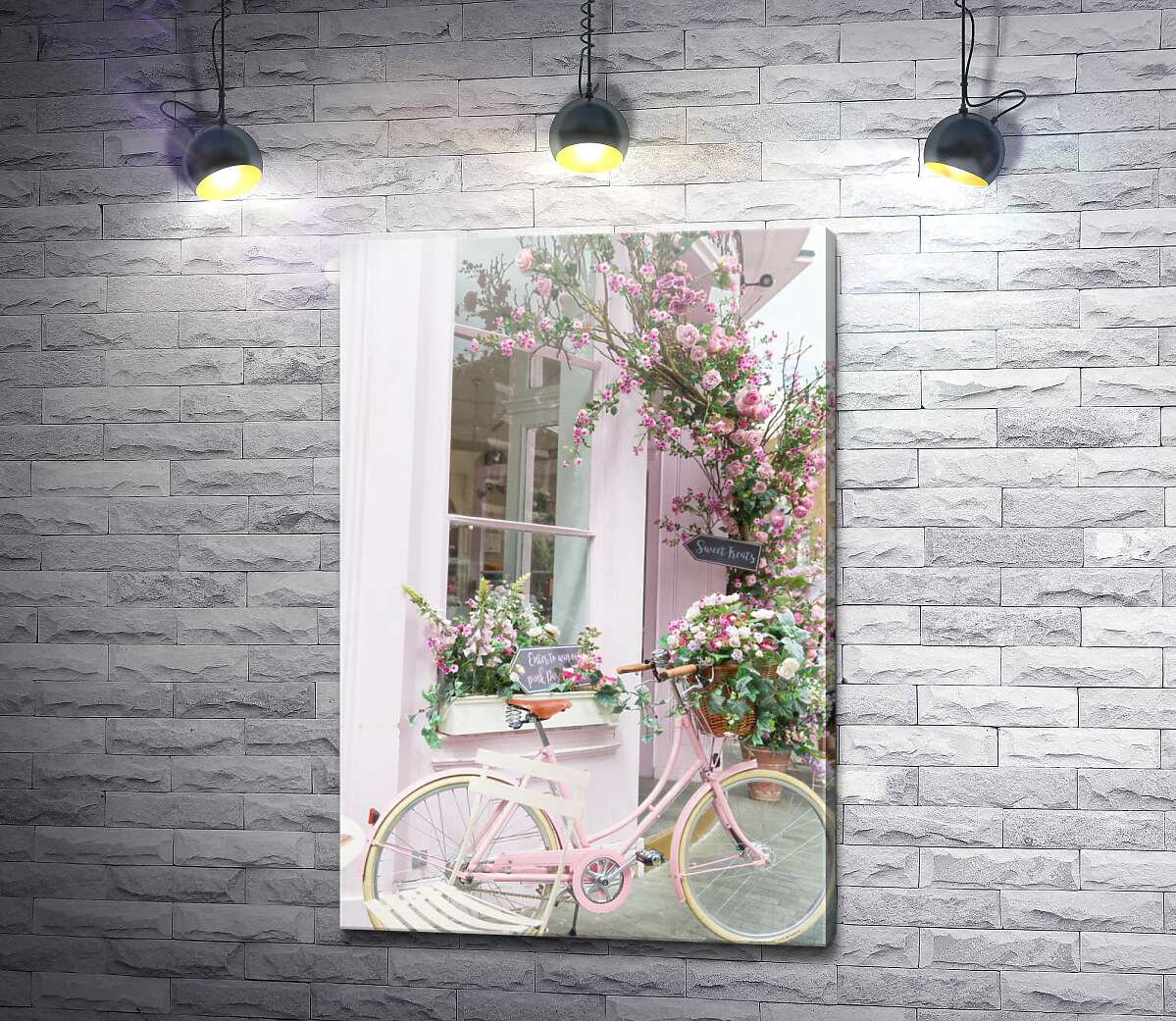 картина Рожевий велосипед біля затишного фасаду з квітами