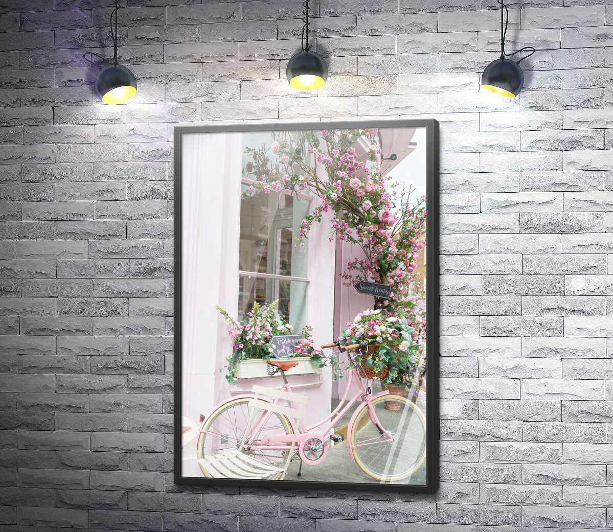 постер Розовый велосипед возле уютного фасада с цветами