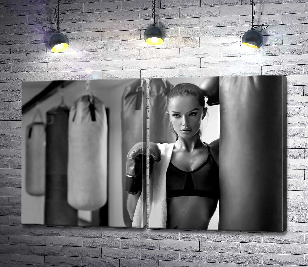 модульная картина Очаровательная девушка-боксер возле мешка
