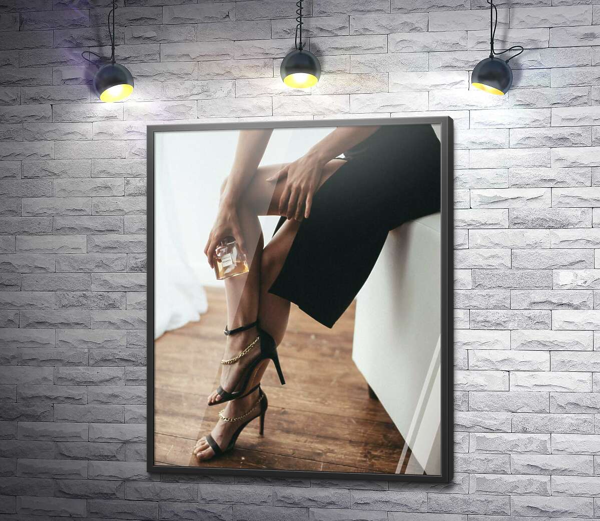постер Сексуальні жіночі ноги та парфум