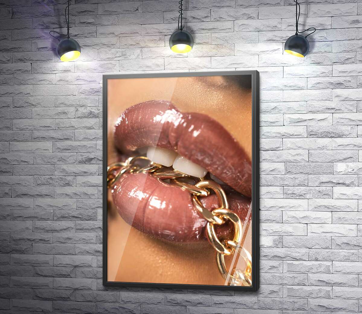 постер Золотая цепочка и женские губы