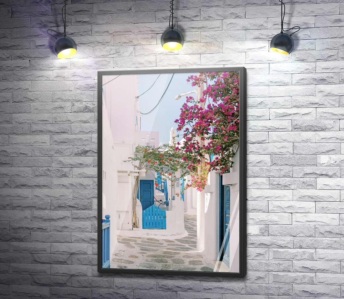 постер Білі затишні грецькі вулички з рожевими квітами
