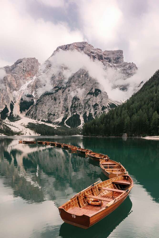 картина-постер Дерев'яні човни вишикувалися в ряд на гірському озері