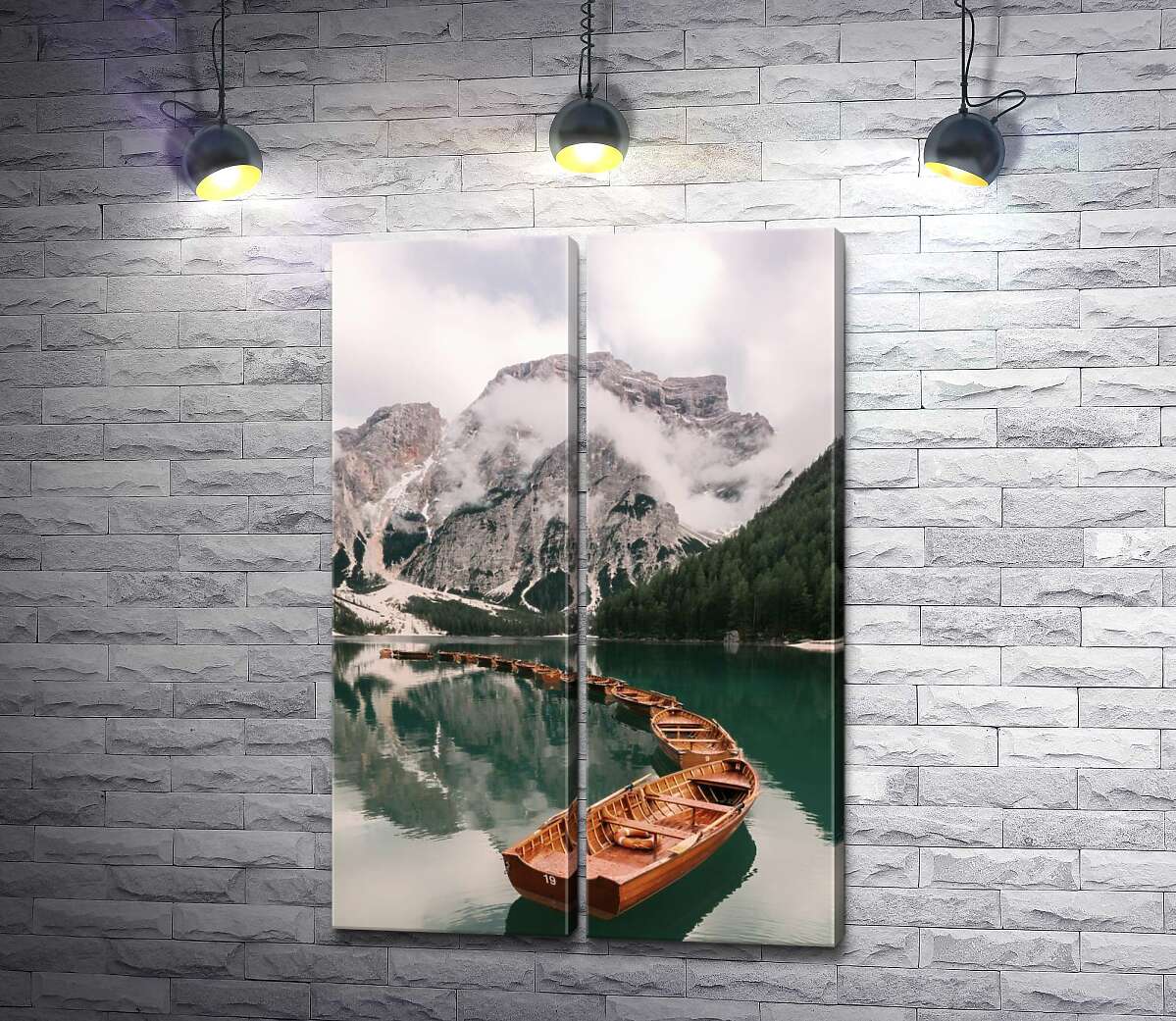модульная картина Деревянные лодки выстроились в ряд на горном озере