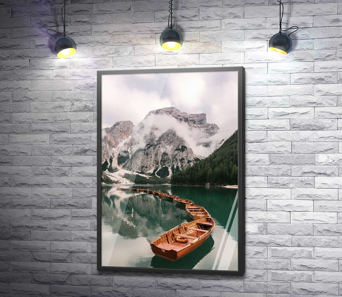 постер Дерев'яні човни вишикувалися в ряд на гірському озері