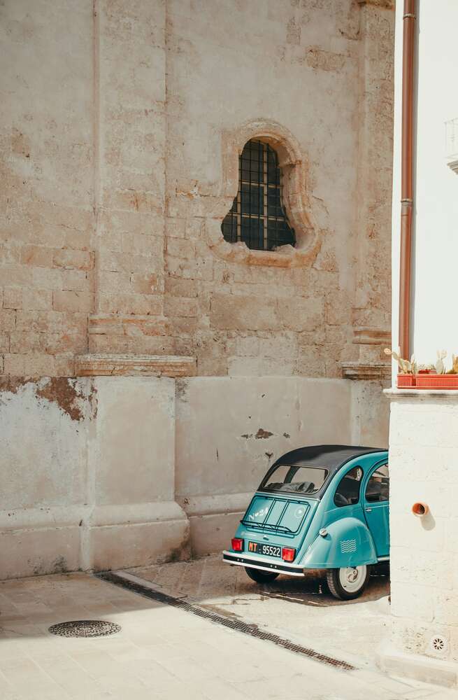 картина-постер Ретро машинка спряталась в улочках старого города
