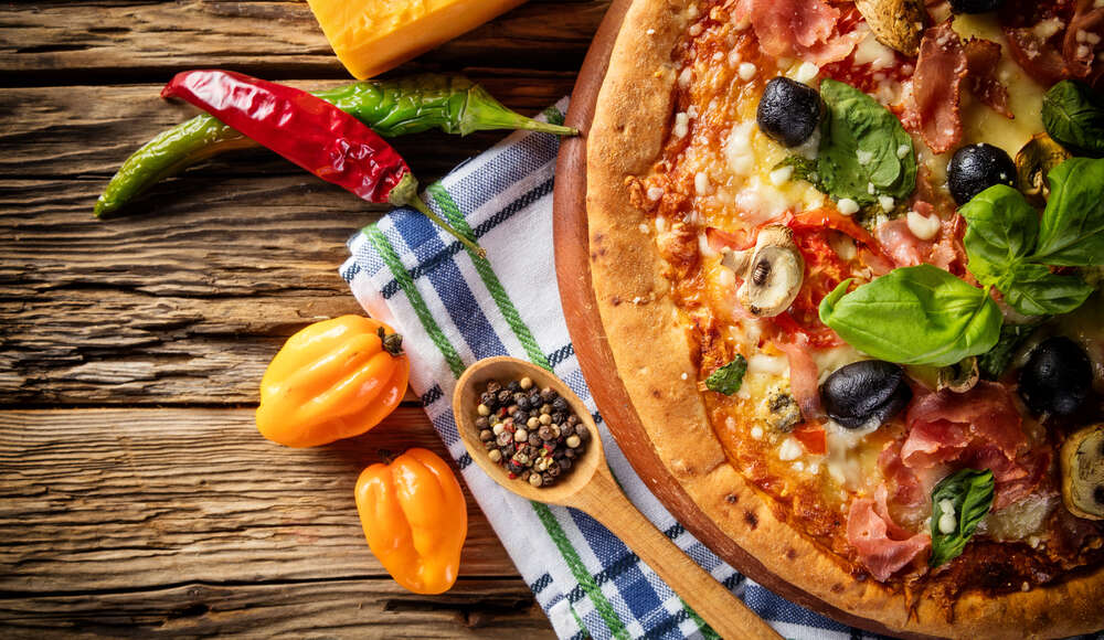 картина-постер Пицца с перцами на столе