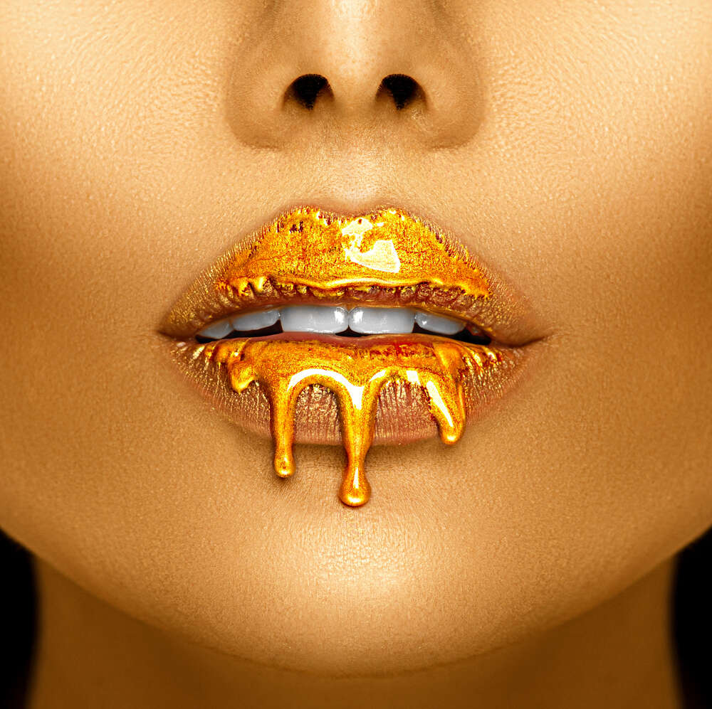 картина-постер Жидкое золото на губах сексуальной девушки