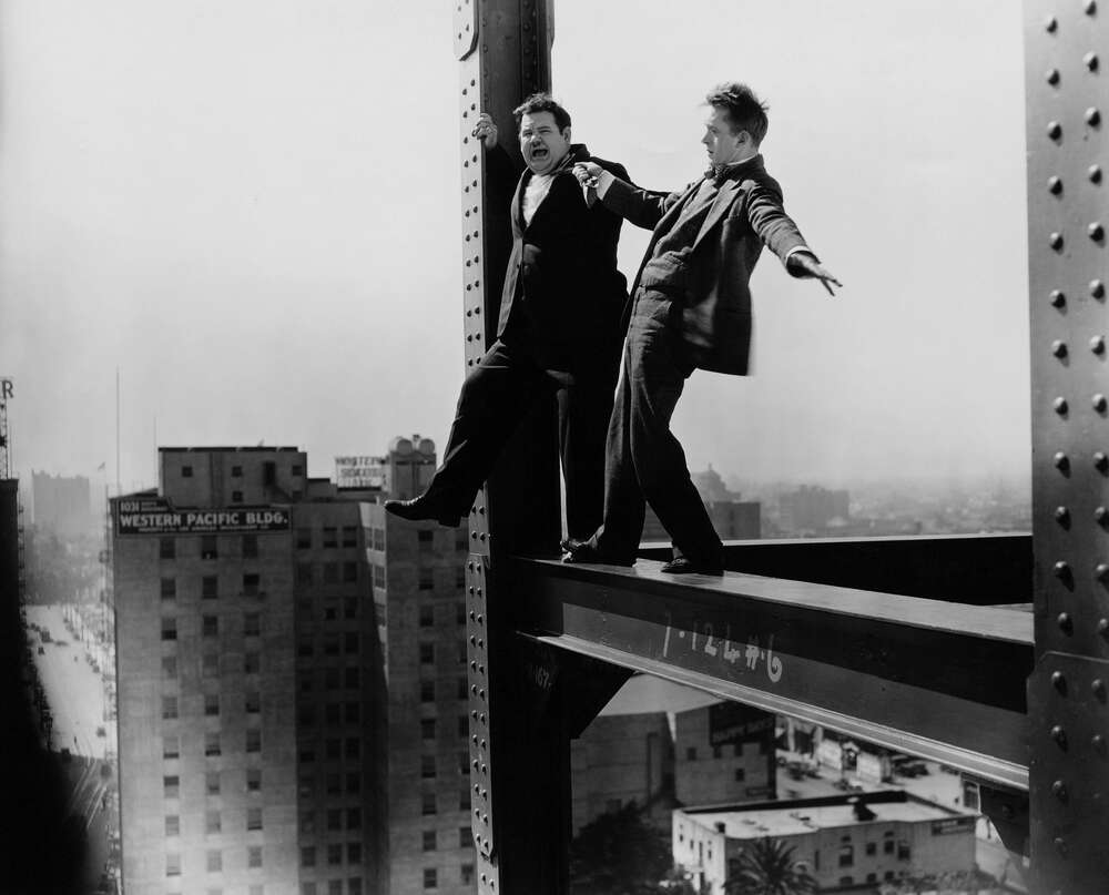 картина-постер Лорел и Харди балансируют на стройплощадке небоскреба
