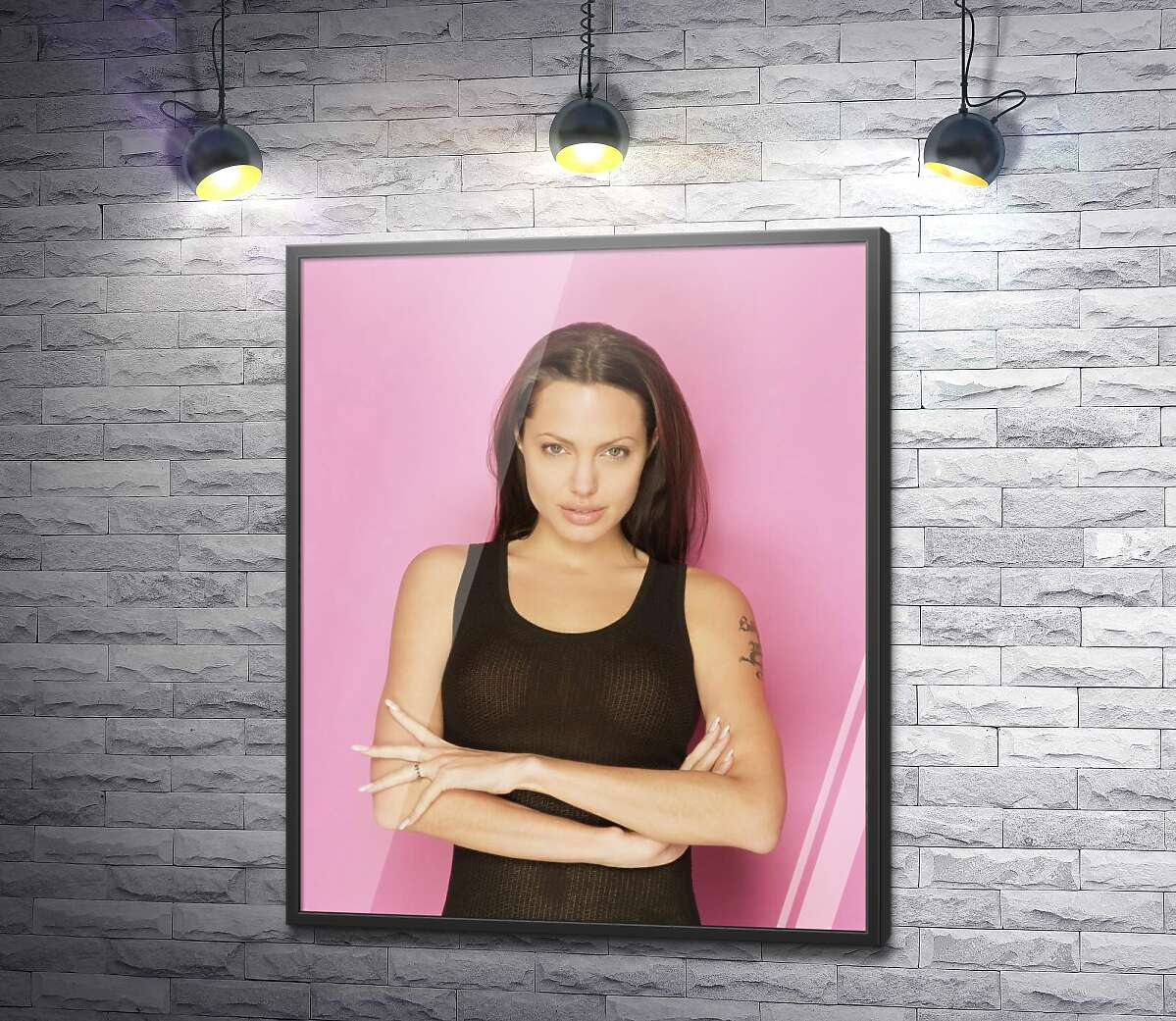 постер Портрет Анжеліни Джолі на рожевому фоні