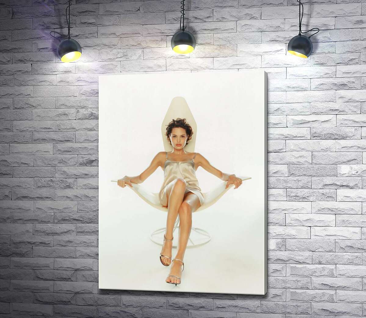картина Анжелина Джоли в футуристическом кресле