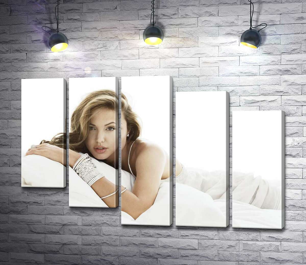 модульная картина Обаятельная Анжелина Джоли на кровати (Модуль №28)