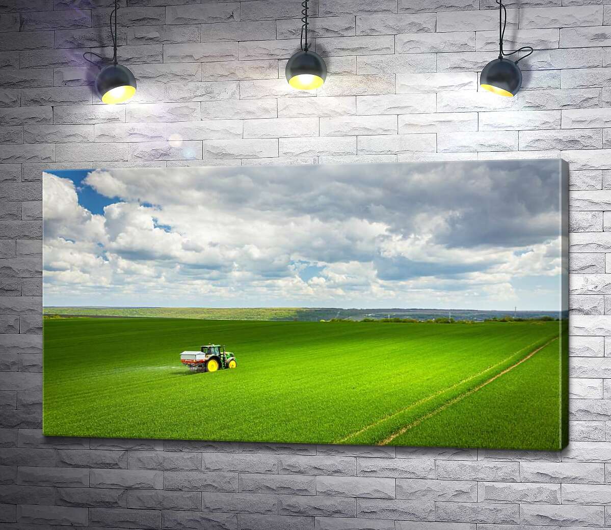 картина Одинокий трактор в зеленом поле