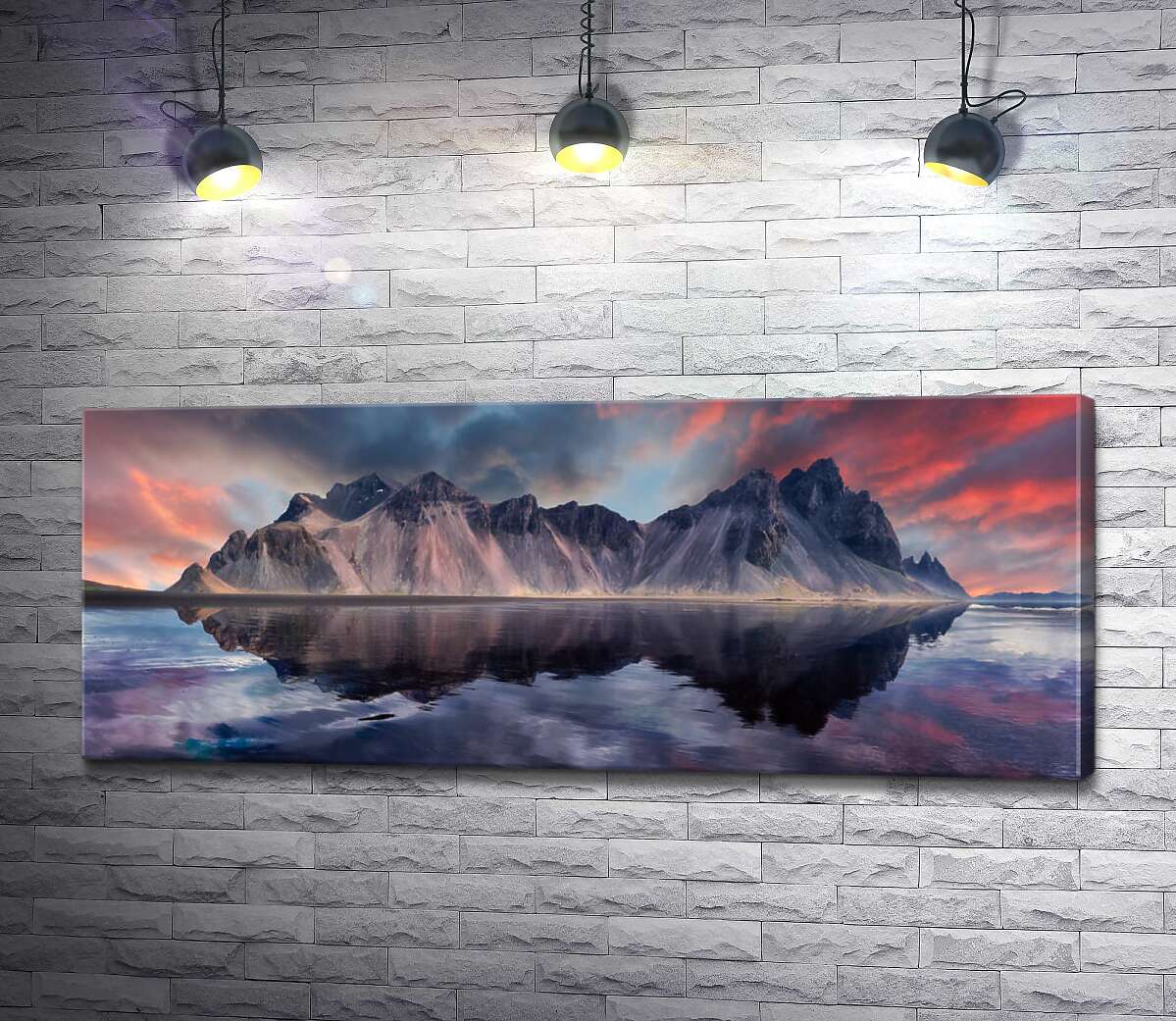 картина Чарівні гори, що відображаються у воді на тлі кольорового заходу сонця